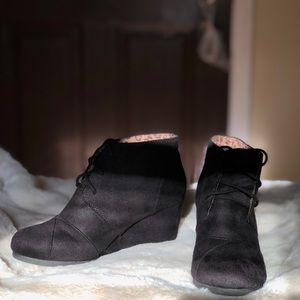 black ankle wedge booties, easy to walk in! 💋